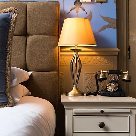 The Ayrlington Guesthouse Bath Exterior foto A bedside table