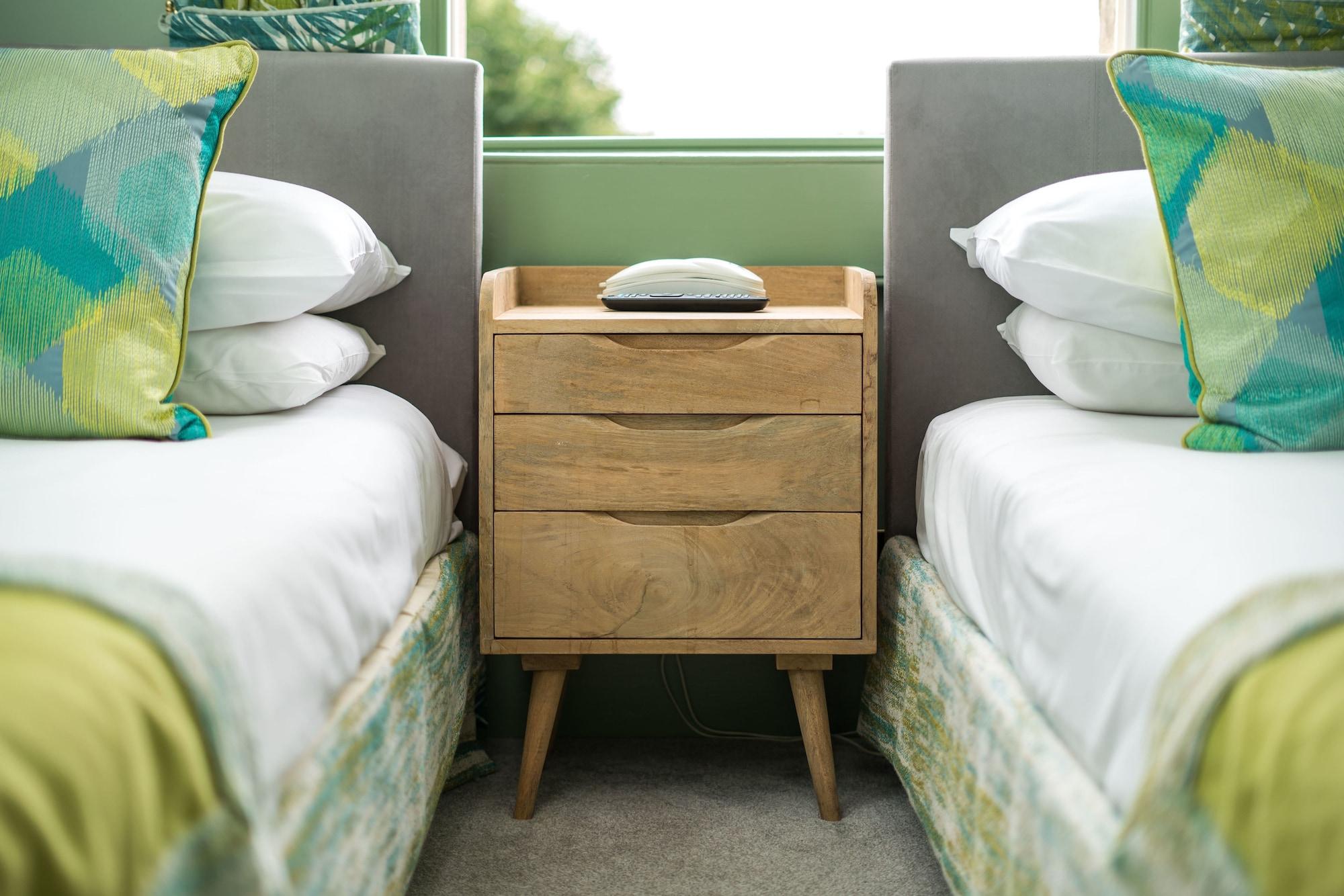 The Ayrlington Guesthouse Bath Exterior foto A bedside table