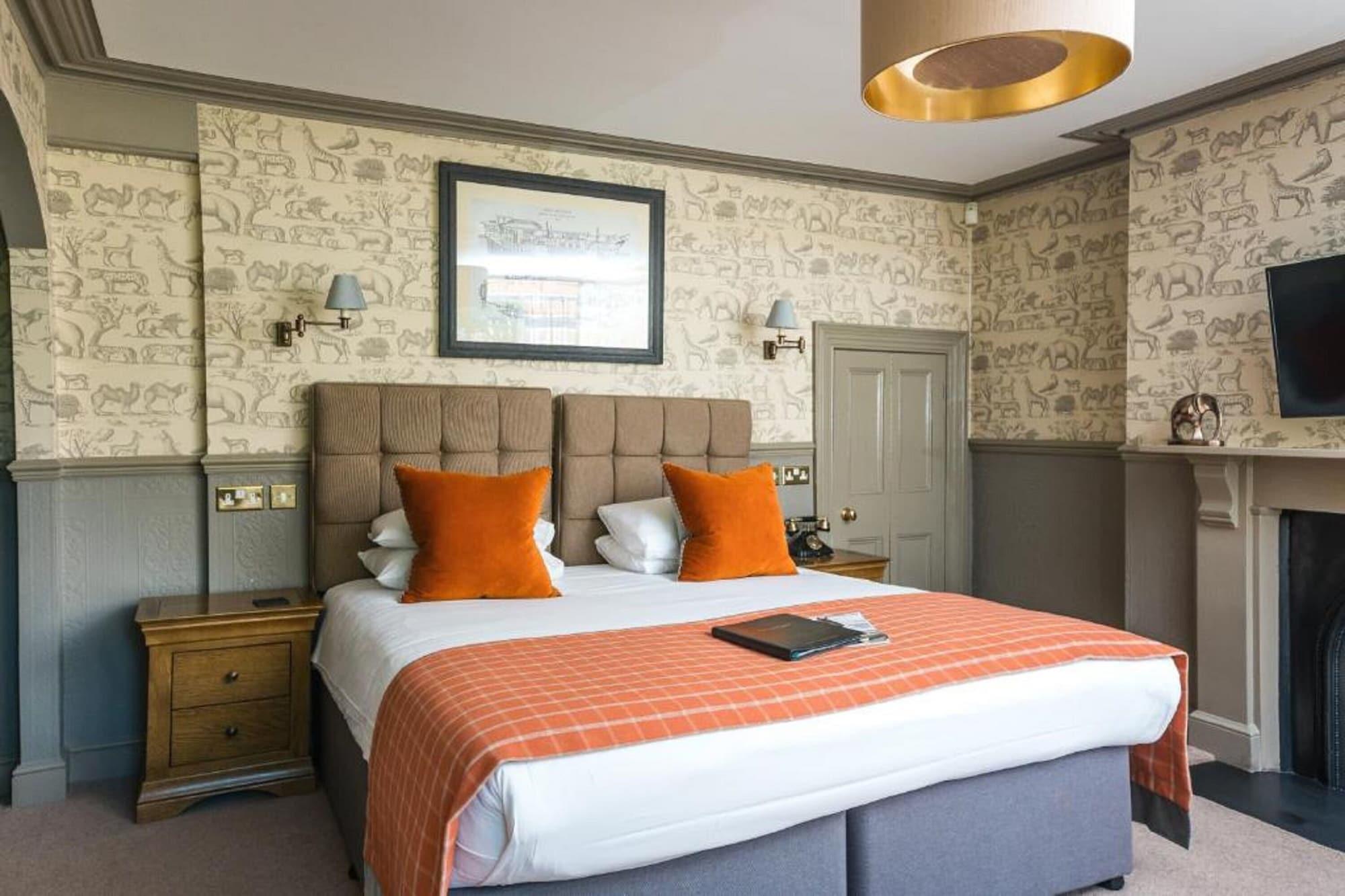 The Ayrlington Guesthouse Bath Exterior foto A bedroom at The Old parsonage