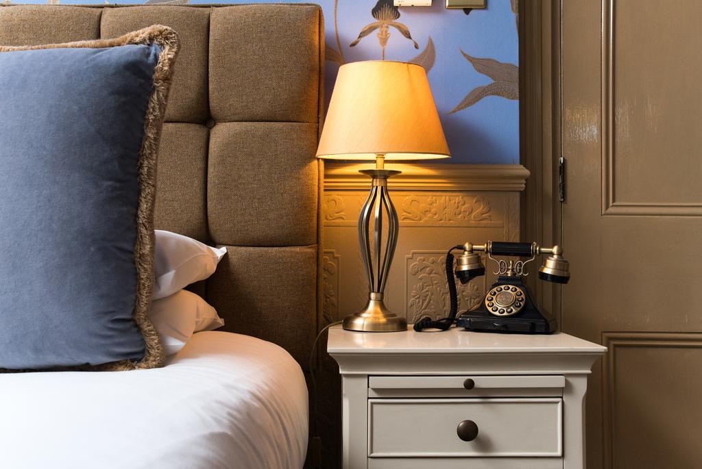 The Ayrlington Guesthouse Bath Exterior foto A bedside table