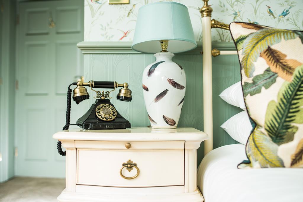 The Ayrlington Guesthouse Bath Exterior foto A telephone on a nightstand