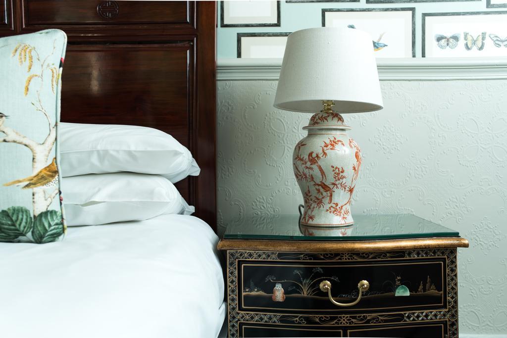The Ayrlington Guesthouse Bath Exterior foto A bedside table