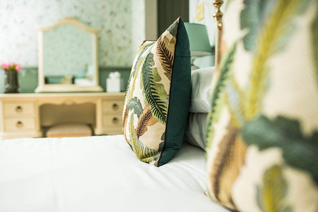 The Ayrlington Guesthouse Bath Exterior foto A throw pillow