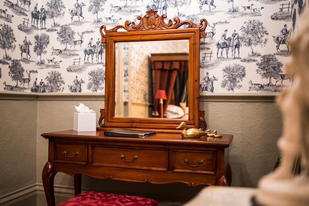 The Ayrlington Guesthouse Bath Exterior foto A dressing table