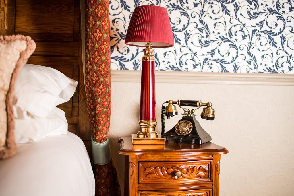 The Ayrlington Guesthouse Bath Exterior foto A candlestick phone