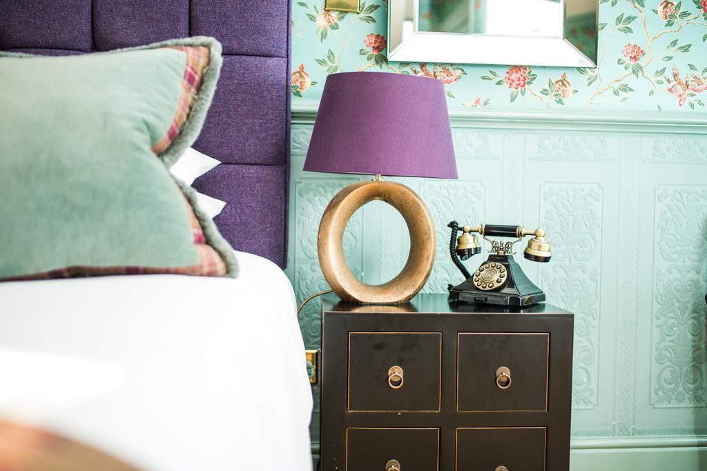The Ayrlington Guesthouse Bath Exterior foto A telephone on a bedside table