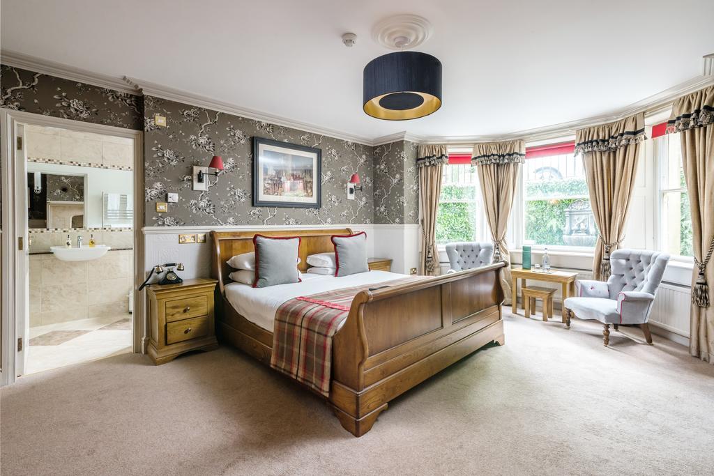 The Ayrlington Guesthouse Bath Exterior foto A bedroom at the hotel
