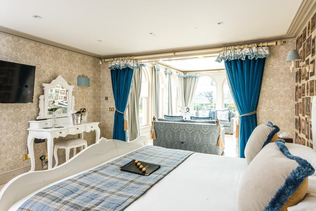 The Ayrlington Guesthouse Bath Exterior foto A bedroom at The Old Vic